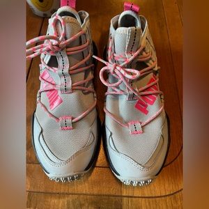 Puma women’s tennis shoes size 6.5